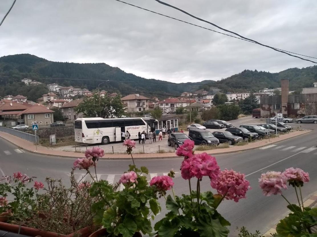 Family Hotel Flora Zlatograd Exterior photo