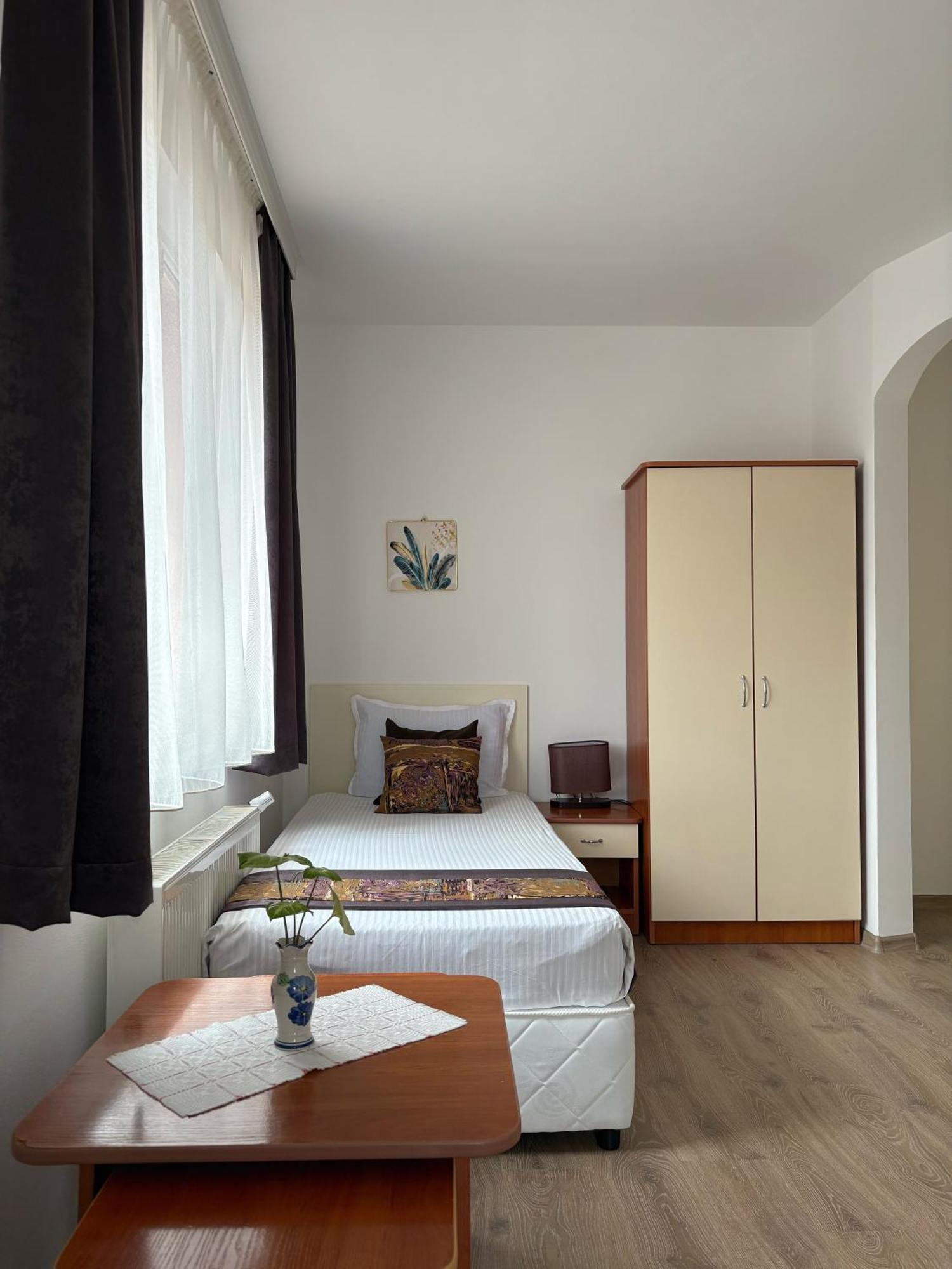 Family Hotel Flora Zlatograd Exterior photo