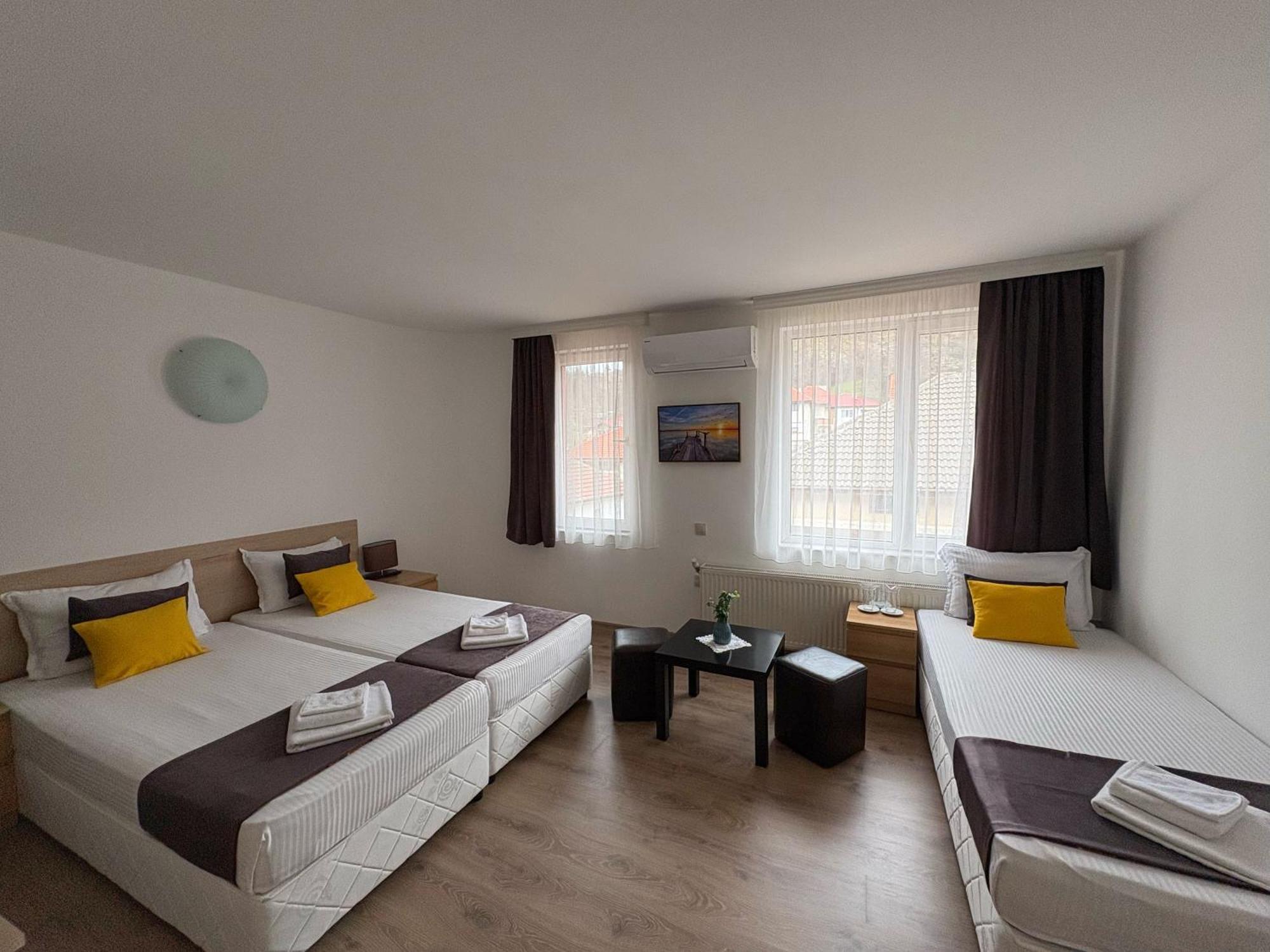 Family Hotel Flora Zlatograd Exterior photo